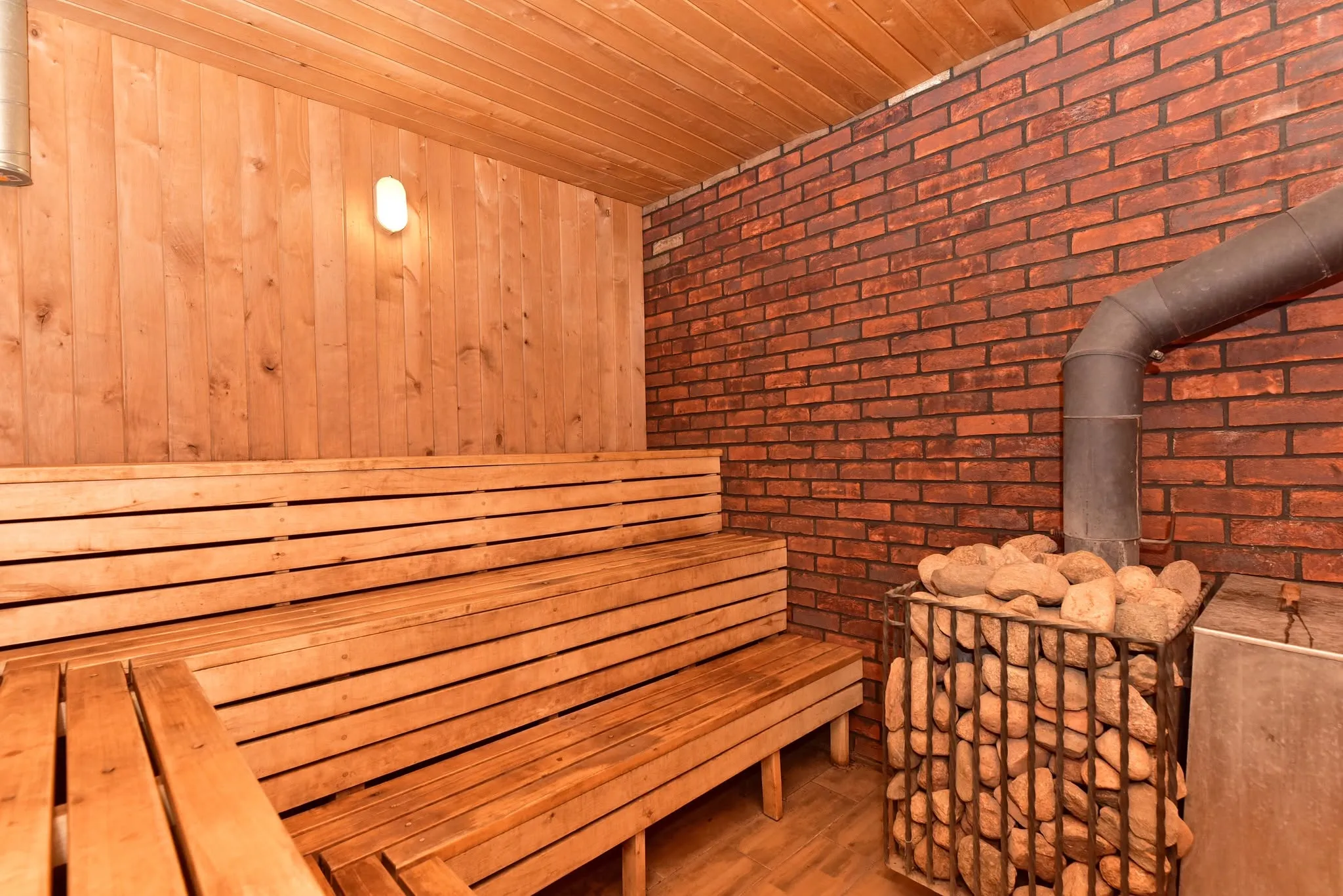 Mediniai pirties suolai ir akmenų krosnelė