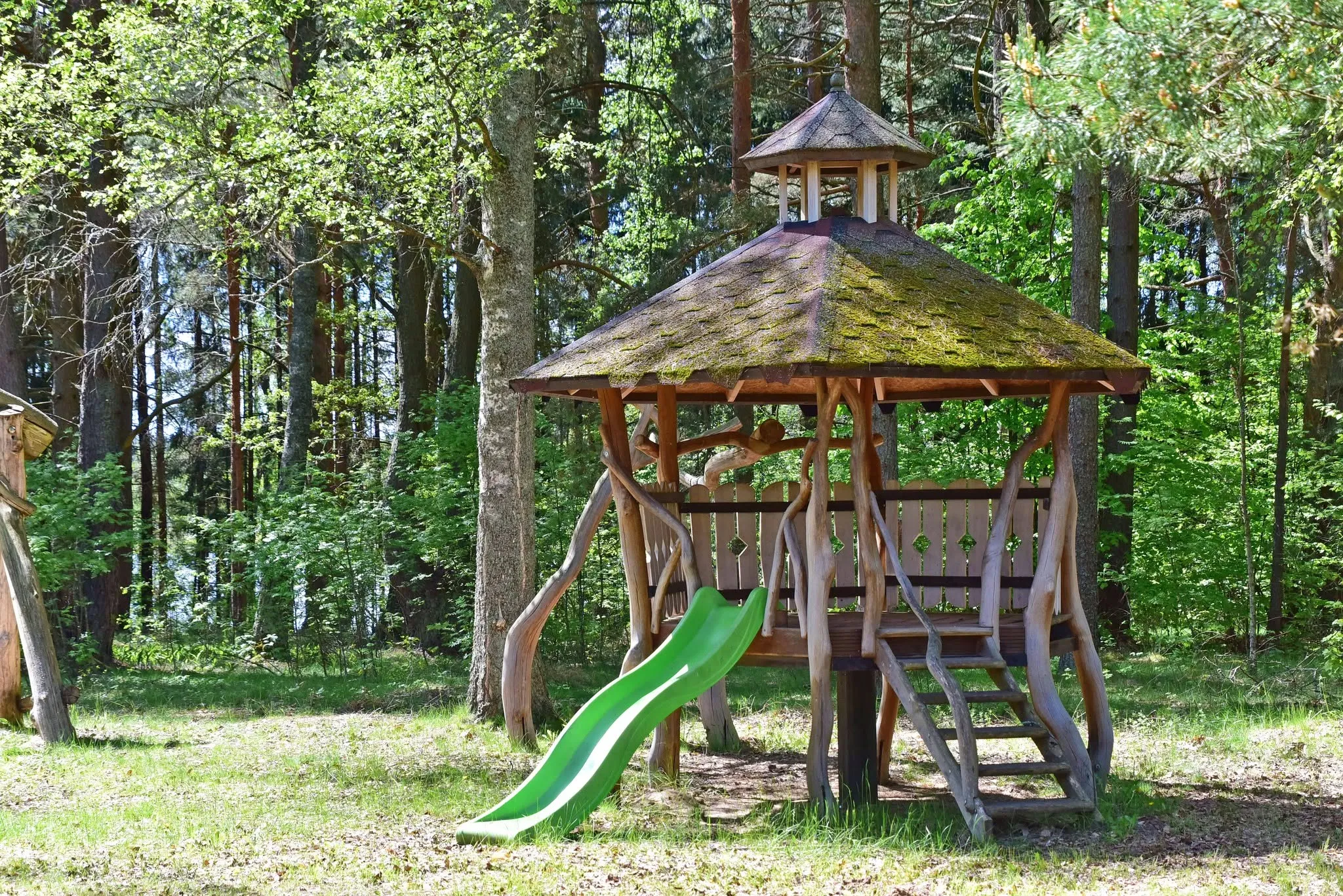 Medinis vaikų žaidimų namelis su čiuožykla